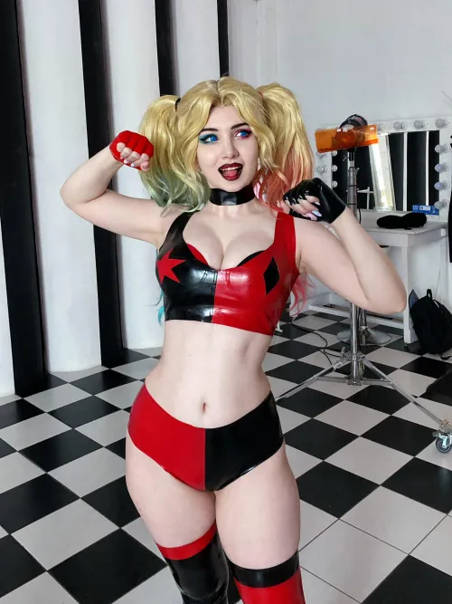 Harley Quinn Flexing (Ulichan) [DC]