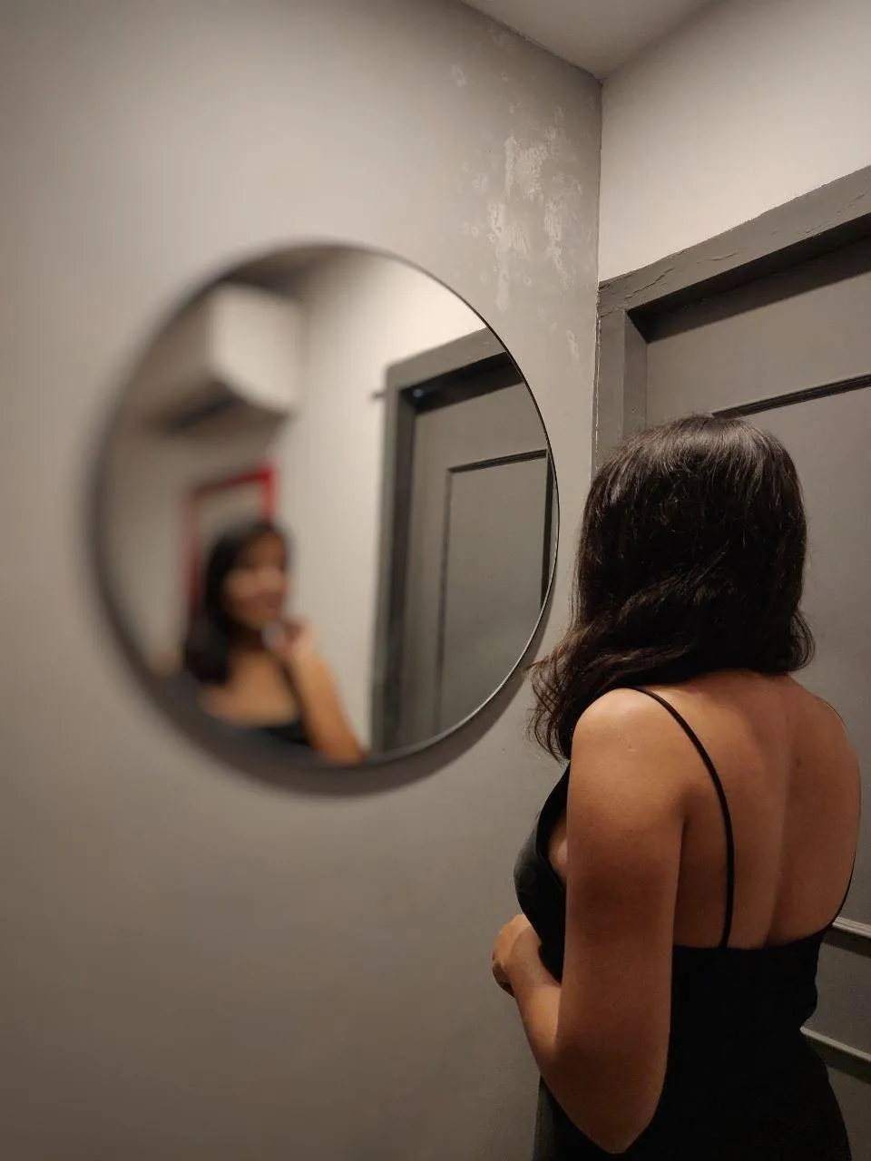 Waiting in front of the mirror to get fucked