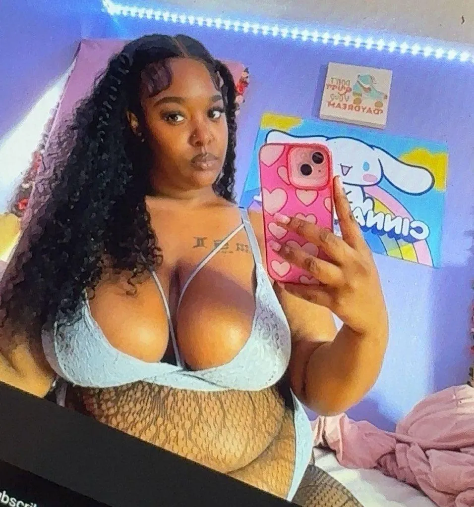 give me more simp funds ❣︎ we know it looks better with me anyways