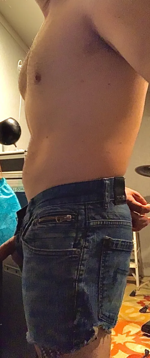 I abhor yardwork. But it’s my only excuse to wear tacky dadjorts to improve these farmer  tanlines... Sure would be nice to have a nice gal bring me an ice cold glass of lemonade when I finish