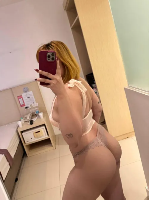 Mirror, mirror on the wall — thicc thighs and I serve it all.