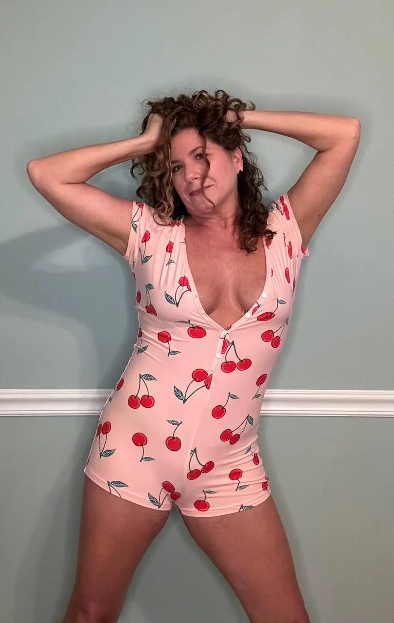 Please send comments to get me horny today.