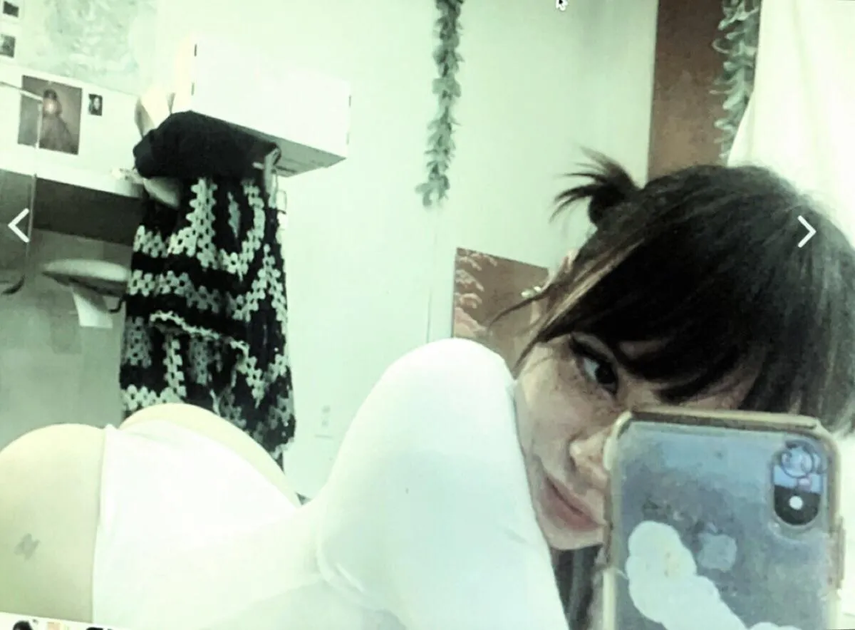 are gf’s allowed to post laptop selfies or is this cheating