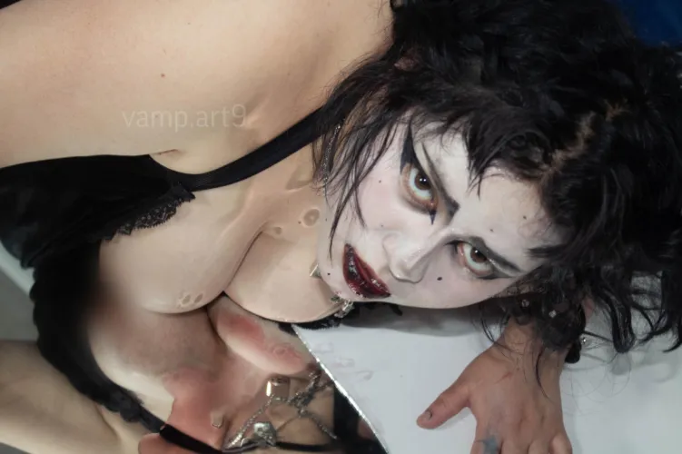 Wine and gothic girl🧛‍♀️🦇🖤♥️ 🍷