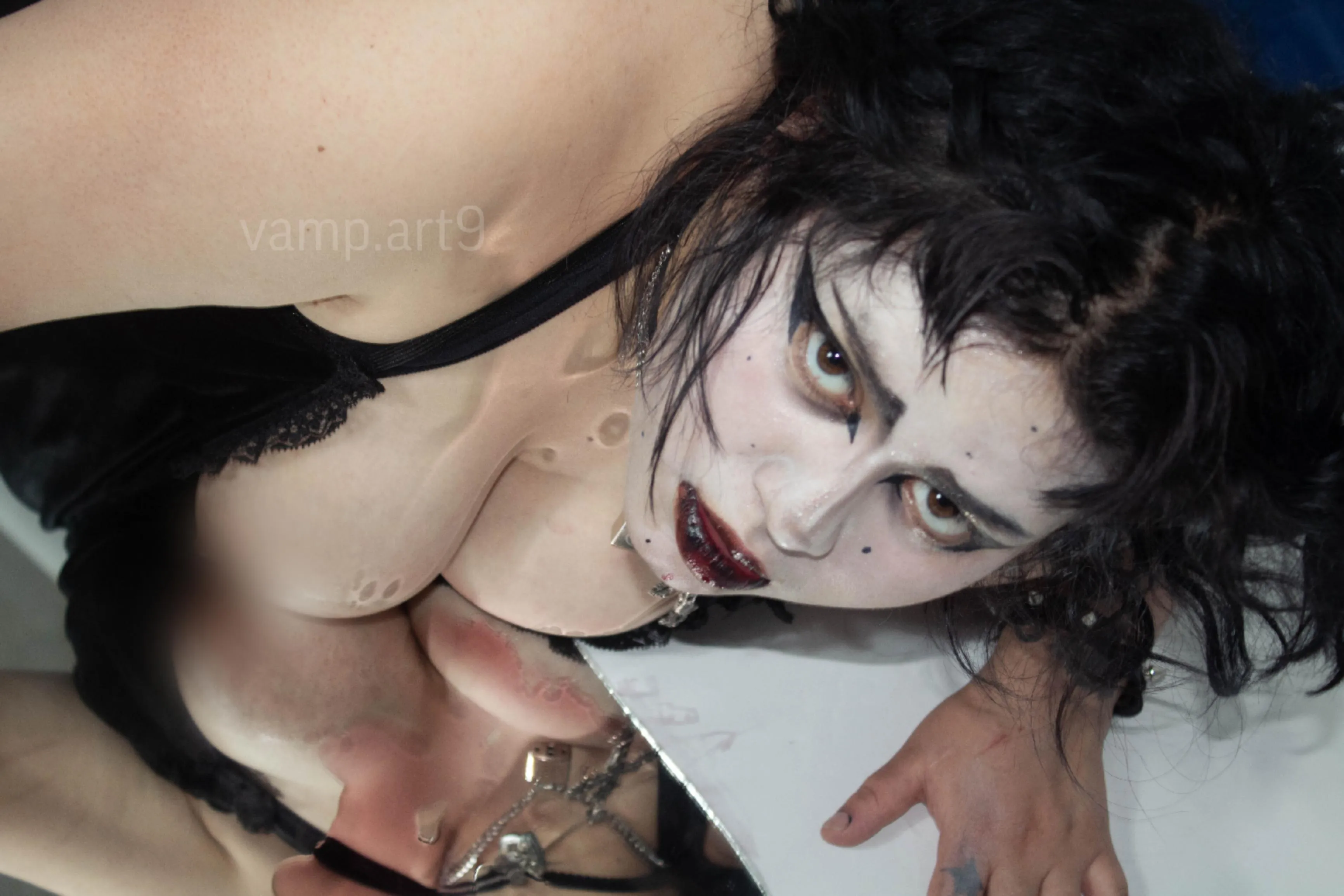 Wine and gothic girl🧛‍♀️🦇🖤♥️ 🍷