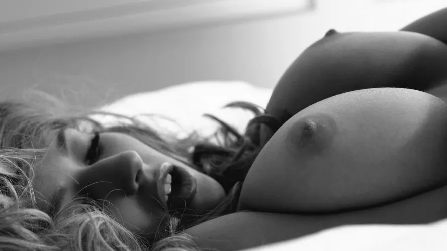 Blonde & Boobs 5120x2880