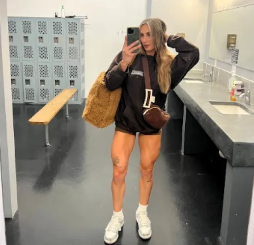 Do i look sexy in this gym outfit