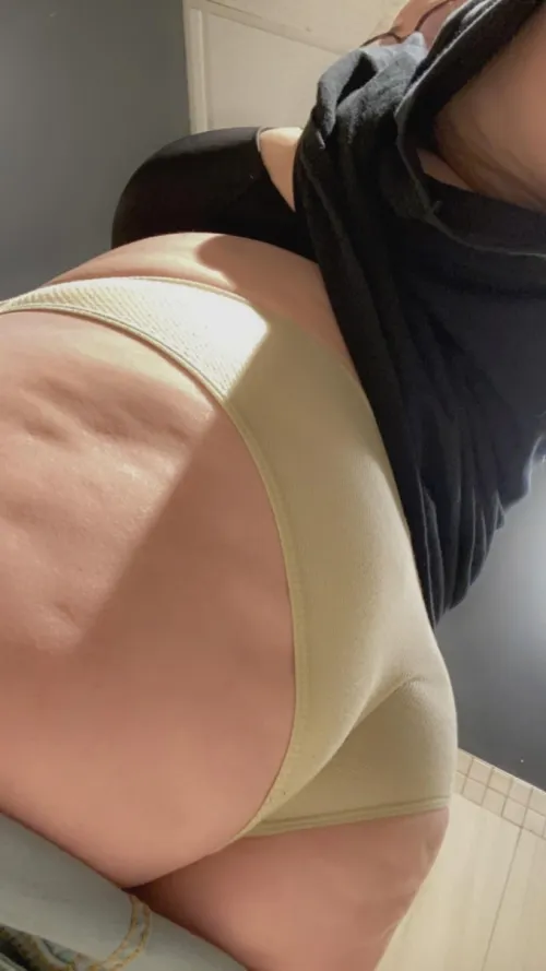 Full back under these jeans 😋