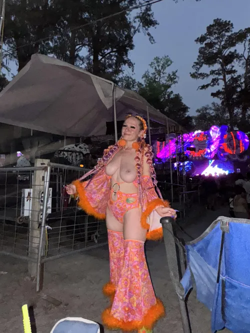 i know it’s risky but i wish someone would fuck me in the crowd at a festival