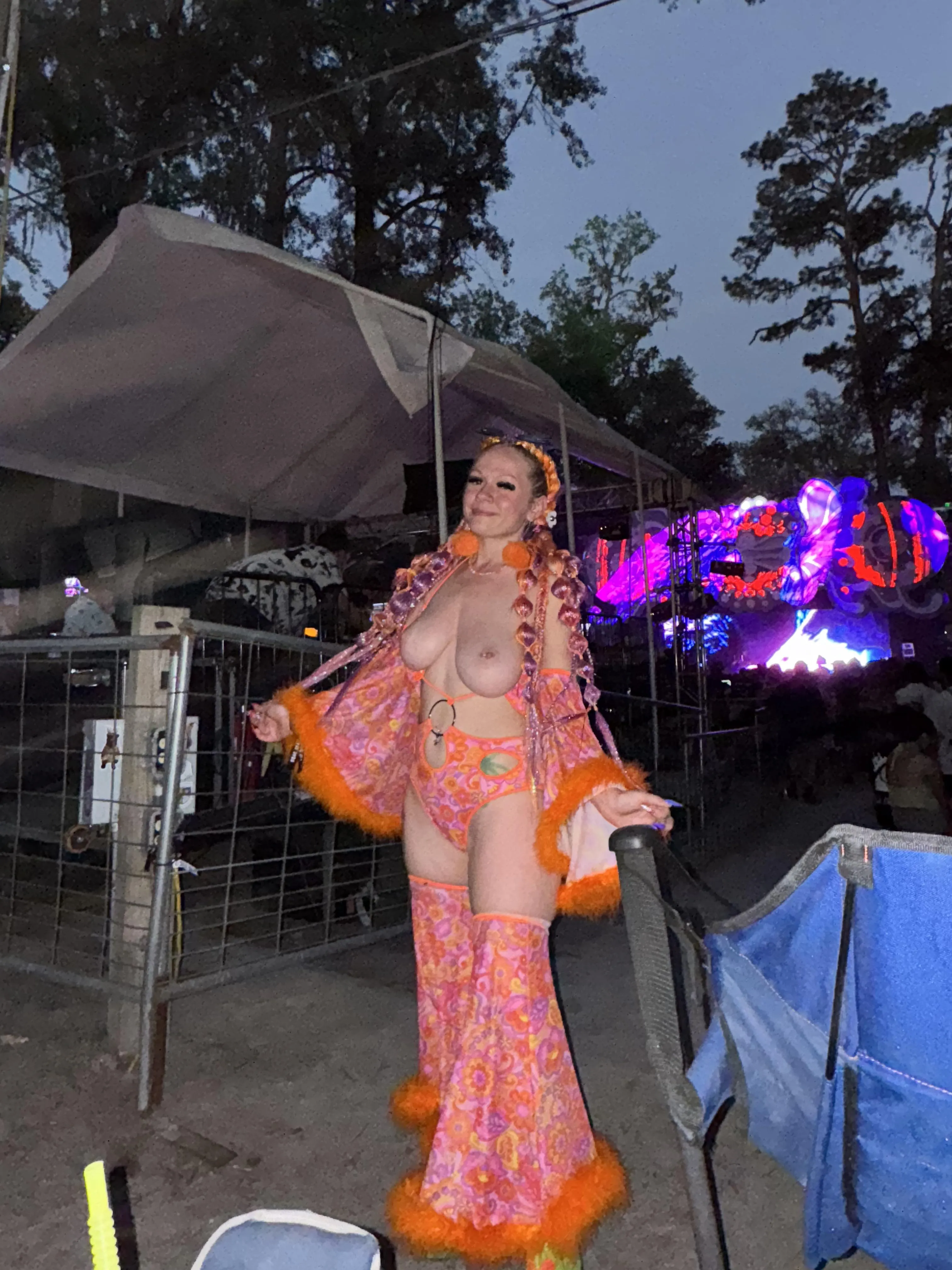 i know it’s risky but i wish someone would fuck me in the crowd at a festival