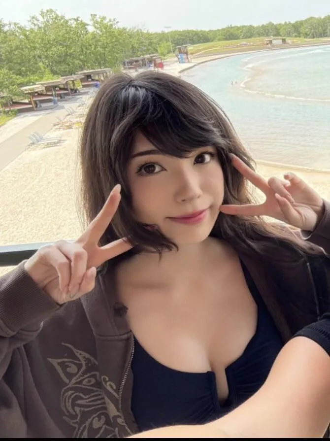 I love you emi 😍 anyone want to talk about her perfect gorgeous body and face as we goon