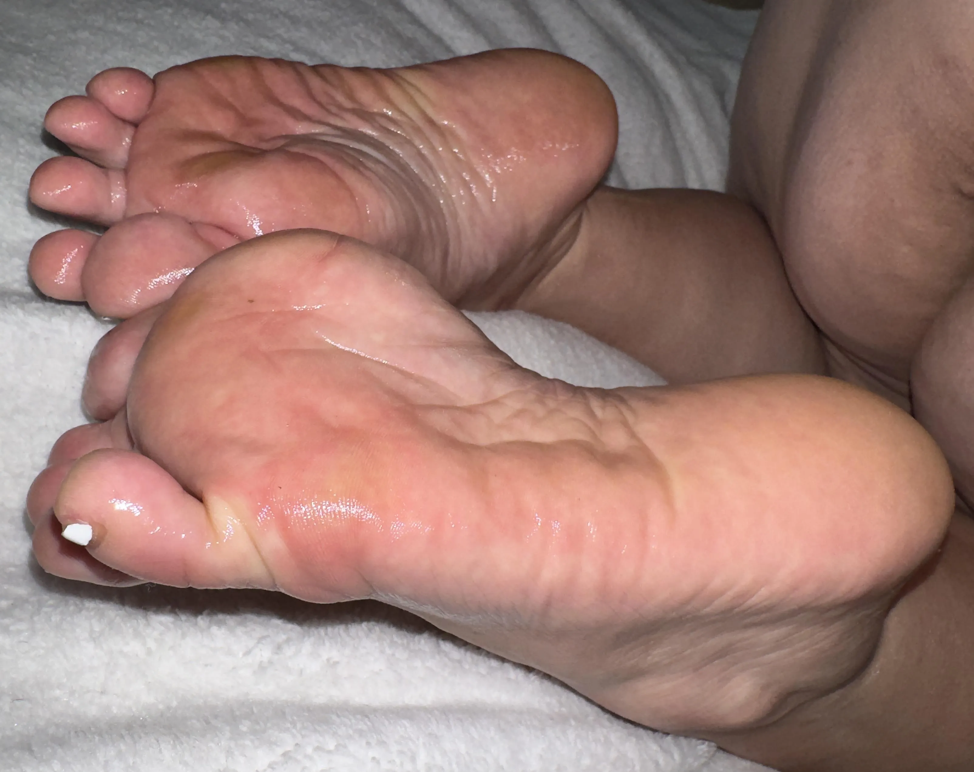 My gf wants you to finish on her soles…💦