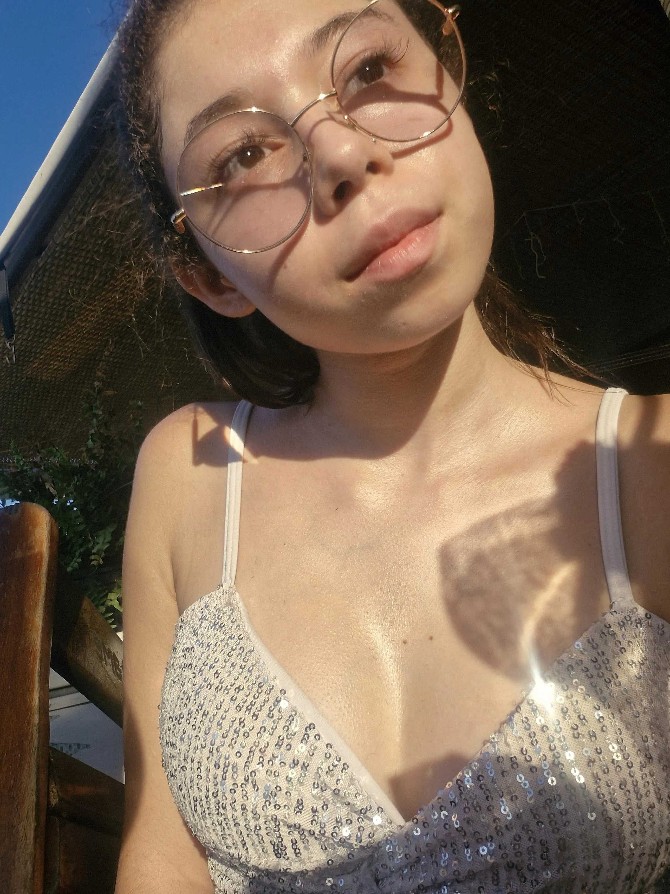 O sol está brilhando ✨ e meus peitinhos também 🫣 você gosta assim?