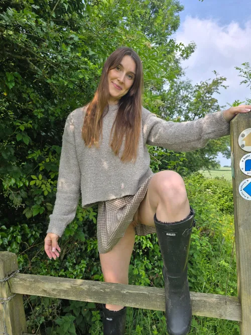 Peekaboo 😜 do you like my lips? 😉