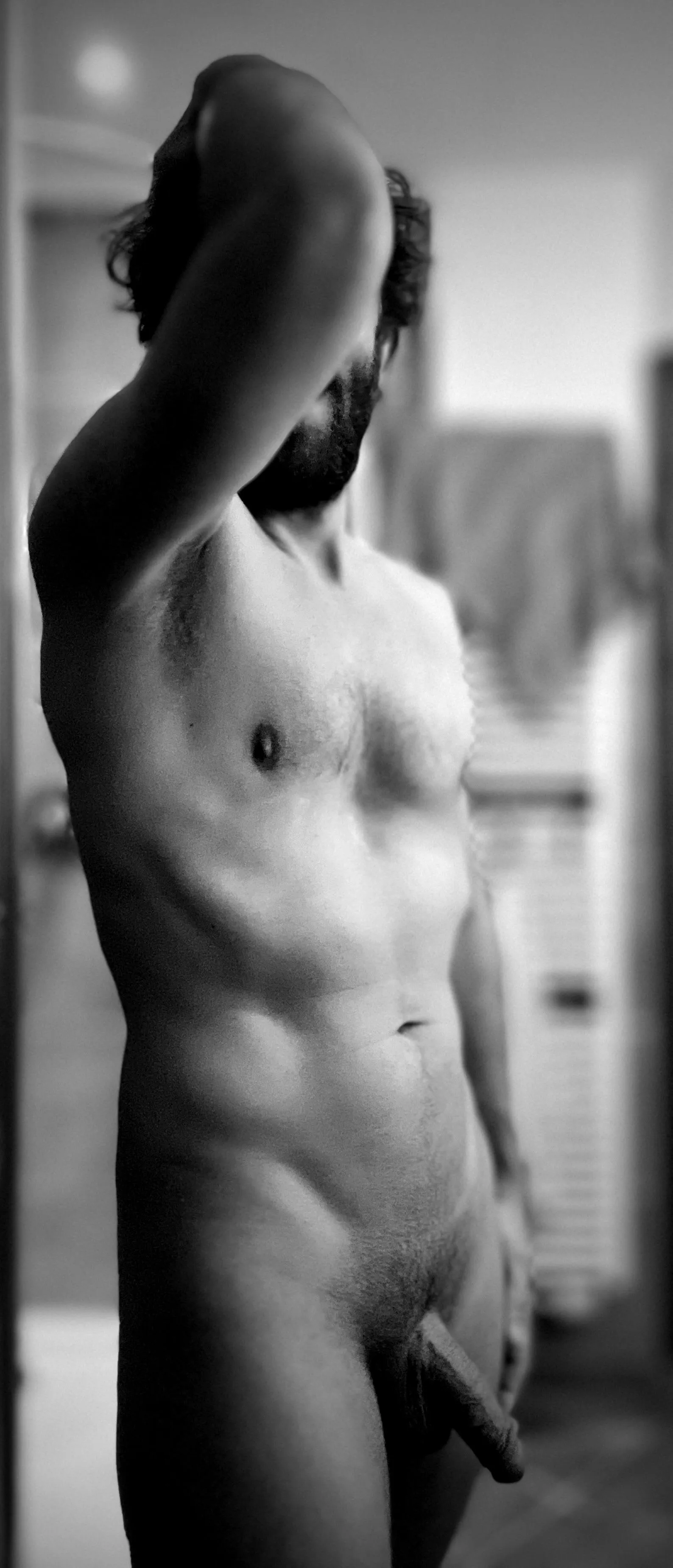 There’s a moment before touch where the whole body listens. This was mine.