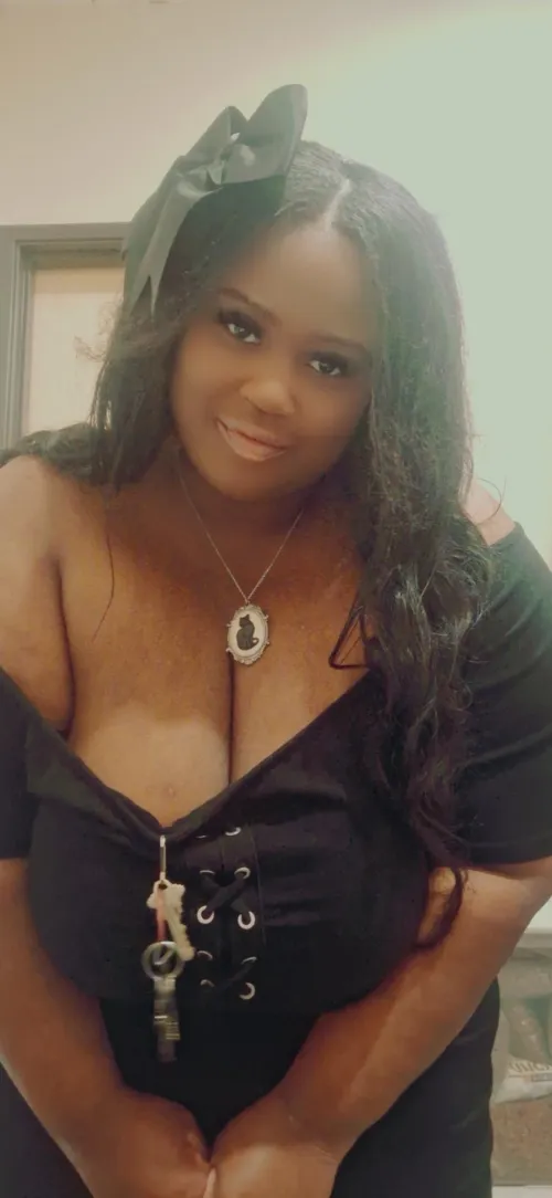 25F goosehollow portland OR looking for men over the age 26 who are into heavy metal goth music with long hair to spoil.