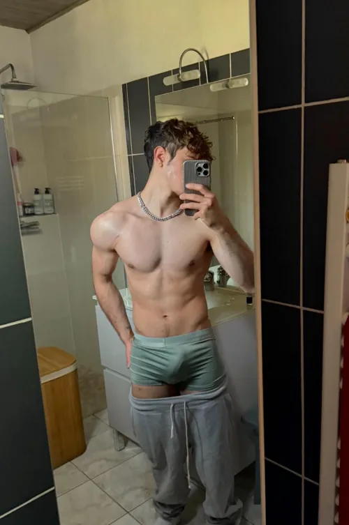 College football player. U like my dick better trimmed or hairy?