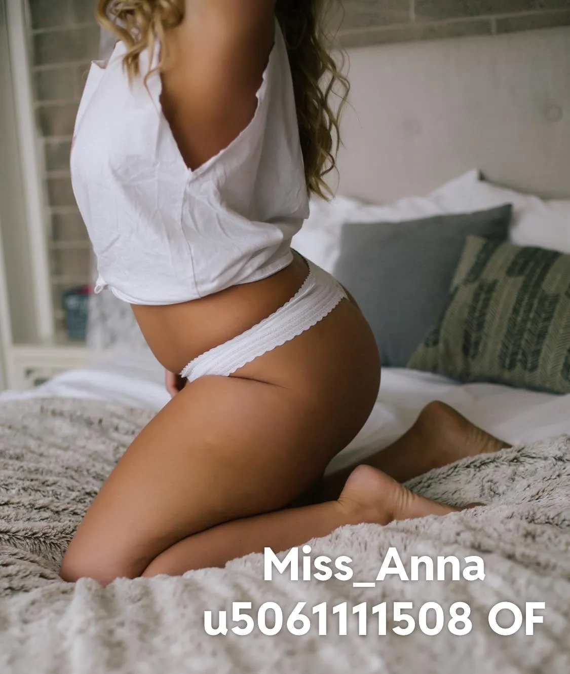 Feeling sexy and quite pretty tonight after spending the day in the sun ;) Almost bedtime for me … come join me in my dreams …