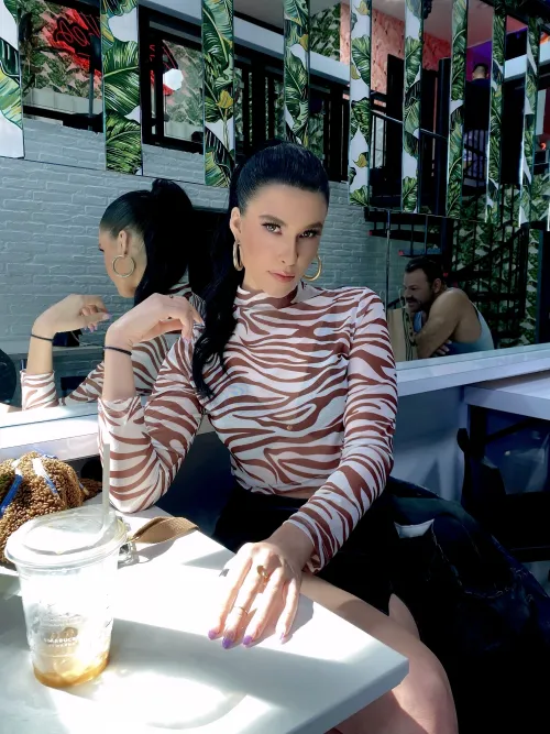 💸 I'm Not Looking — I’m Waiting 💋