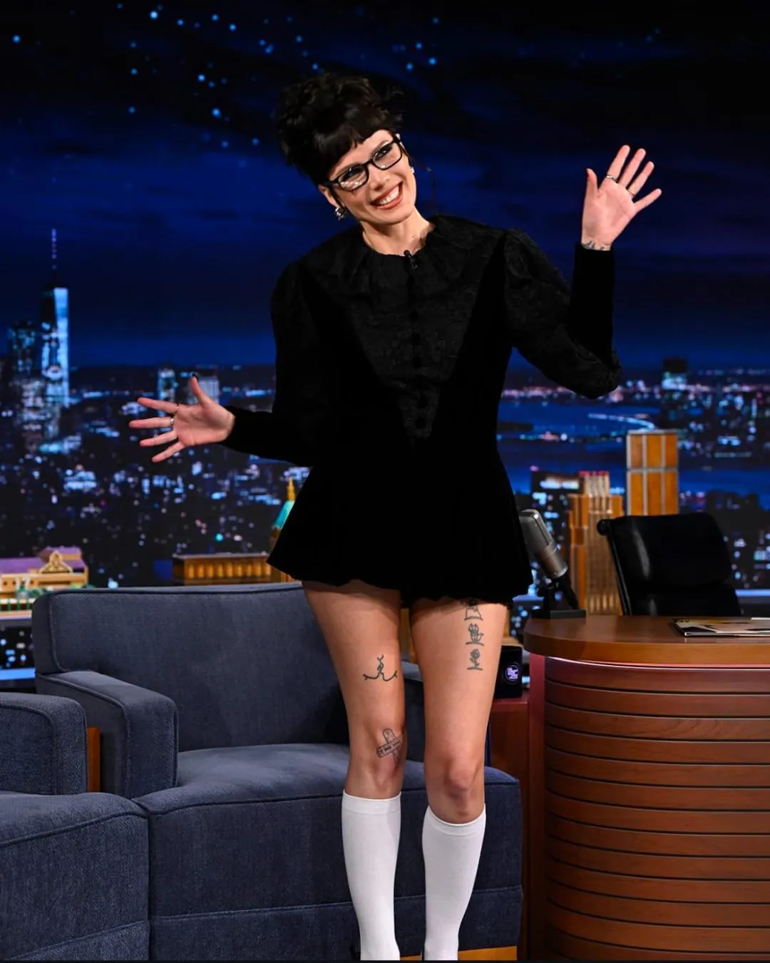 Makeup, glasses, outfit. All amazing