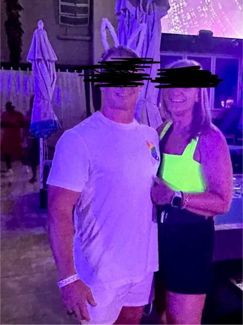 [MF4MF/F] - 48M/49F - Fort Lauderdale - Couple for single woman or the wife of couple.