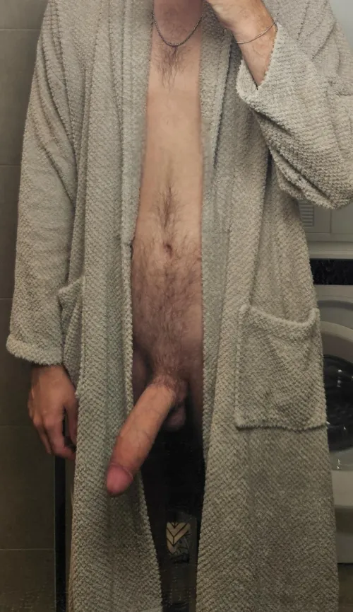 Sortir de la douche et bander comme ça... la journée va être chaude 🔥