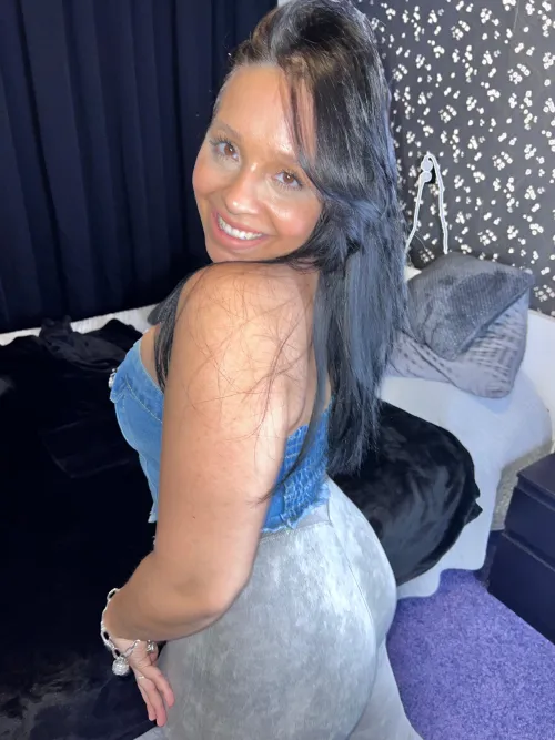 This smile gets me compliments... but it’s my curves that keep your hands reaching.