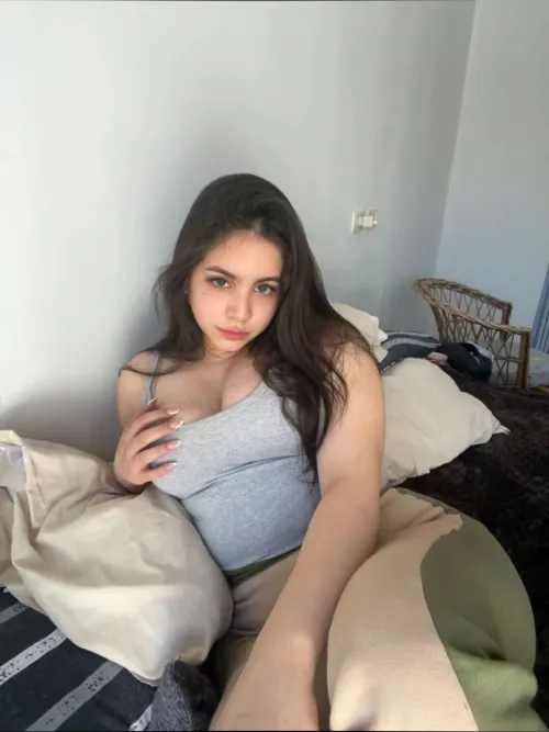 NEW here, 19 yrs, petite brunette, wanna talk?😇