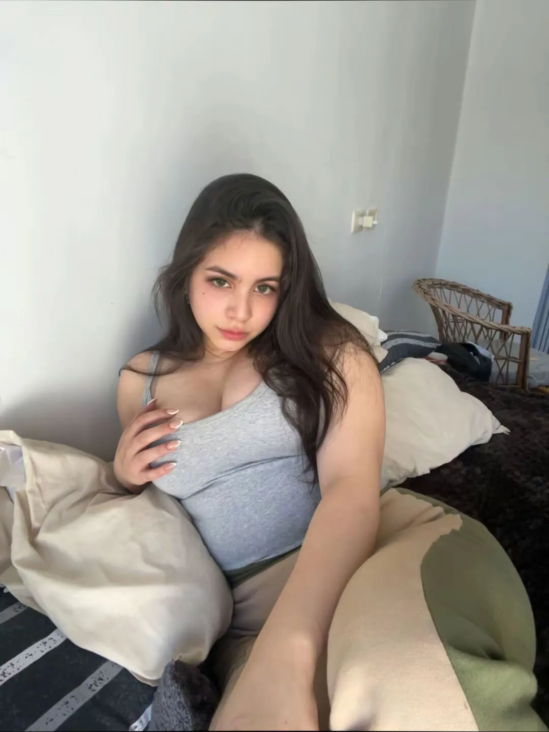 NEW here, 19 yrs, petite brunette, wanna talk?😇