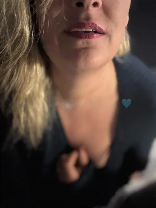 🎶Wrap your drunken arms around me, I’ll let you call me yours tonight..🎶🫦🩵