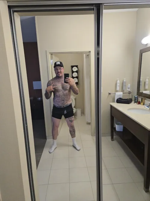 38 m4fm looking for fun.. can host.. at the 🤫 suites downtown