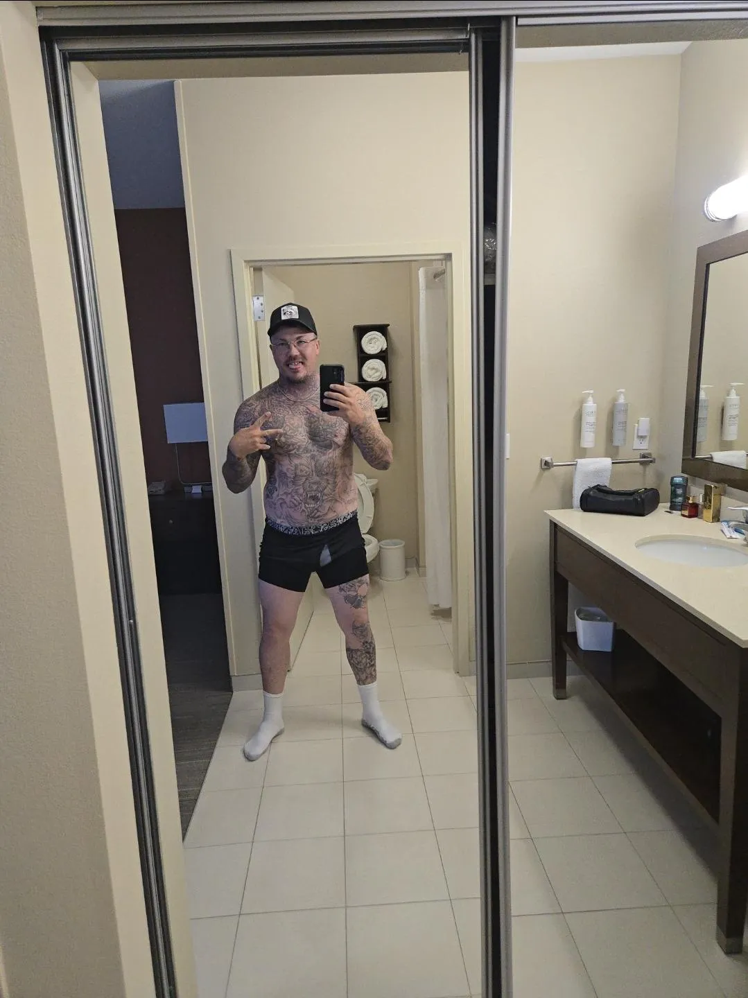 38 m4fm looking for fun.. can host.. at the 🤫 suites downtown