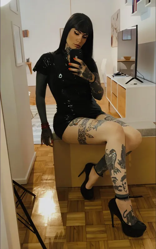 Goth muse and heels: your most big temptation