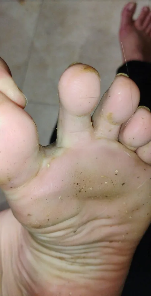 How bout gunk on the foot? Gooey jam in between the toes? Nastiness caked under my nails? You can almost smell my feet through this screenshot!! You should have been there with me while I was filming.