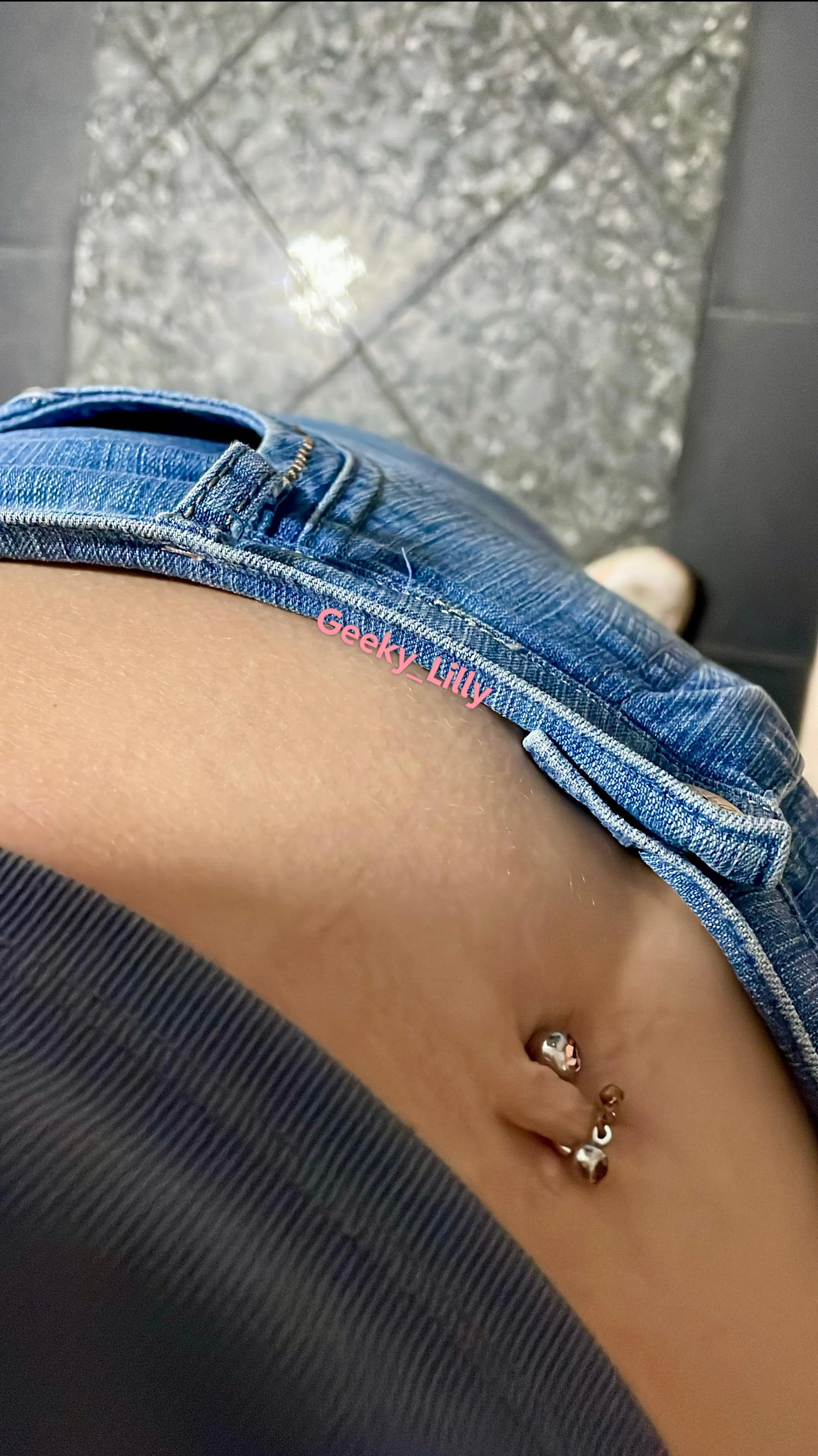 Ik had kippenvel in de wachtrij om te boarden, omdat ik zo geil was 🙈 en dan kon ik het niet meer houden op het vliegtuig… 😳