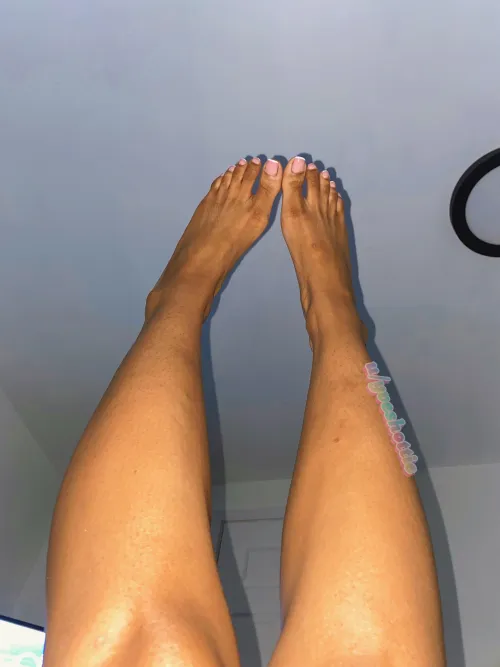 inhale every single scent molecule from my sweaty feets