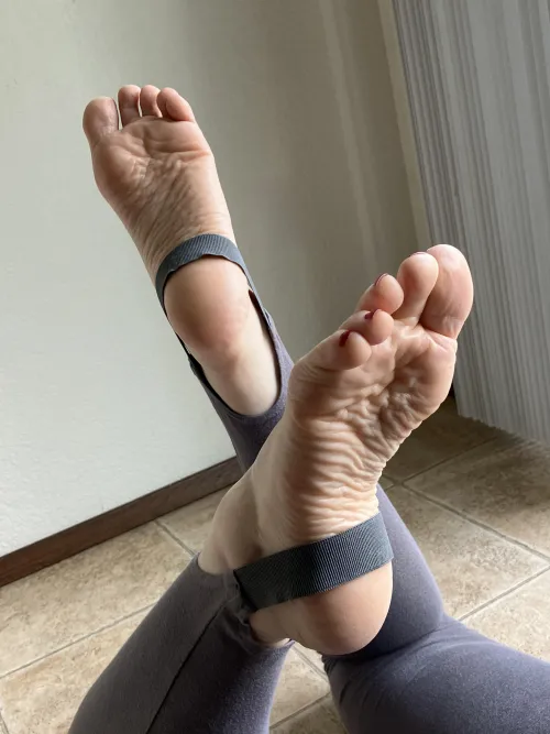 👉 Run your finger down the middle and snap that elastic 😏