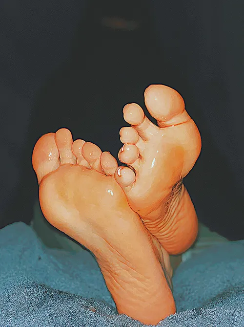 Soles ready to give footjobs