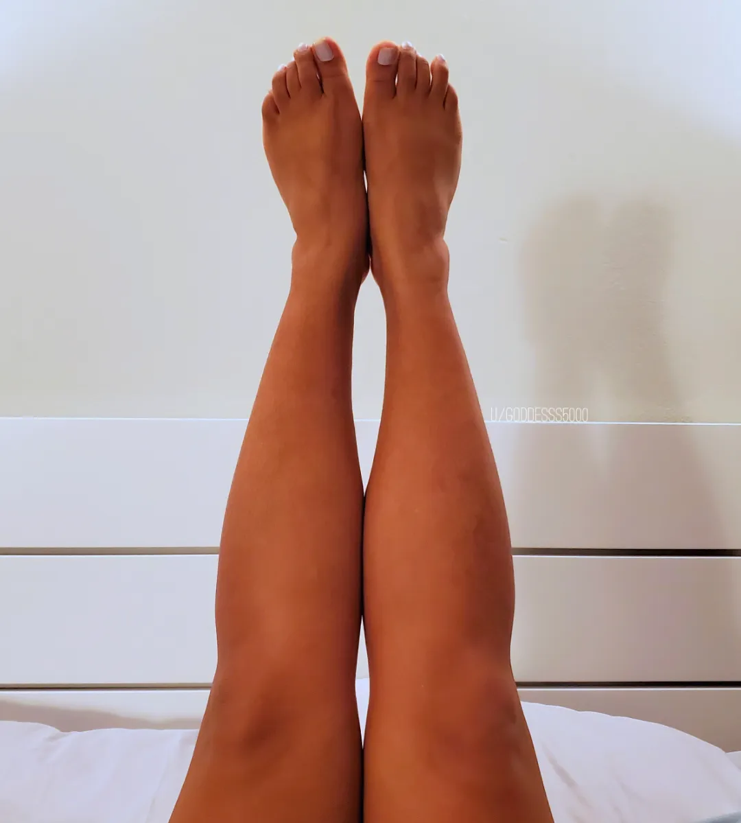 These long toes love being sucked on