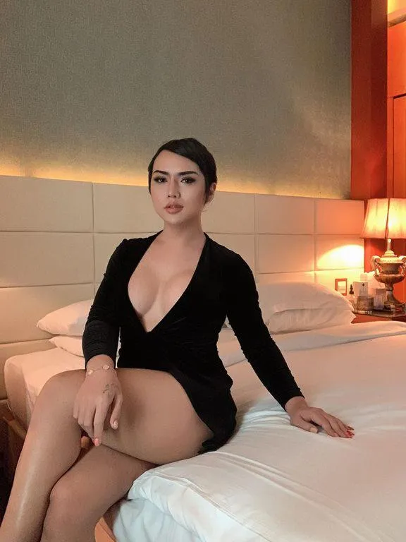 What would you do if your buddy invited you over while she's totally nude? 😈🙈