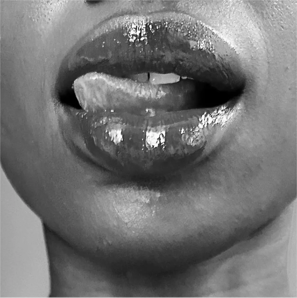 Can you really resist the glaze of my big juicy lips? 😏🖤