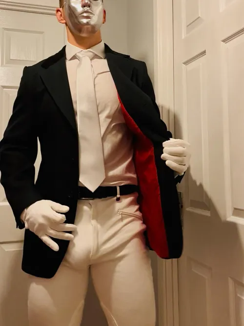 Love wearing this equestrian suit. Made for those who like to bulge.