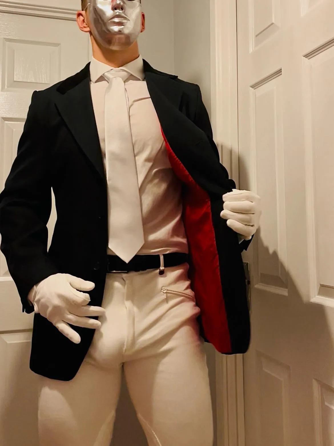 Love wearing this equestrian suit. Made for those who like to bulge.