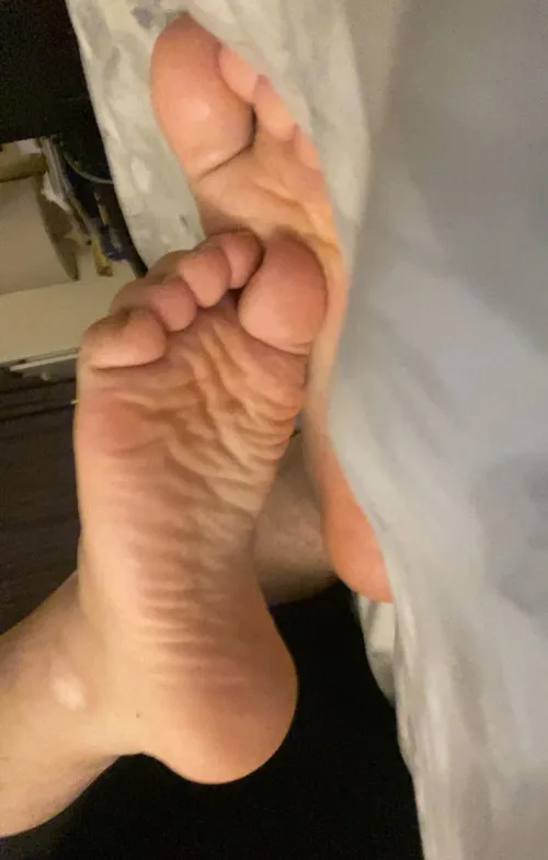 Need someone to worship my soles