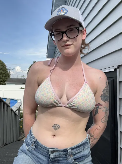 It’s far too hot outside☀️