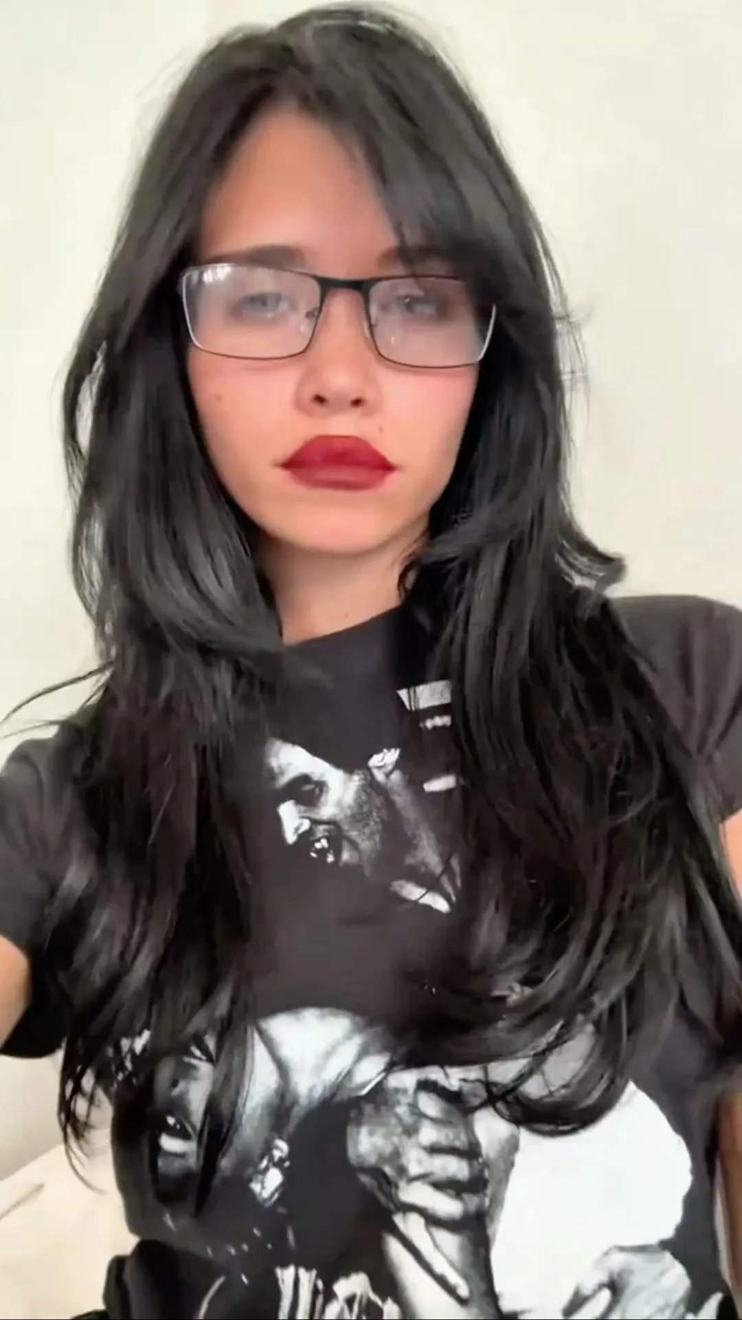 she looks like a sexy nerd 😍