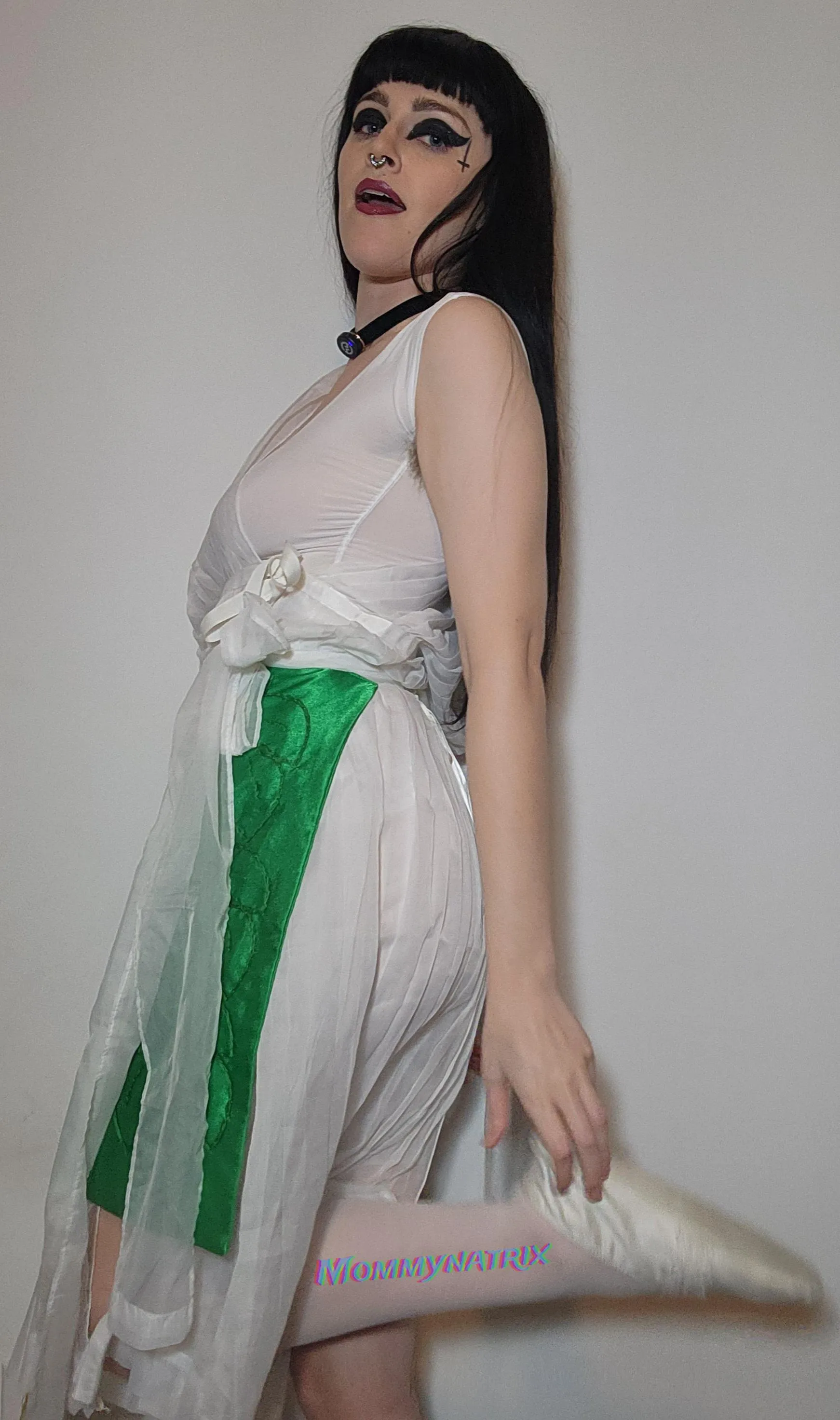 Sisters, who wants to be worshiped with me?