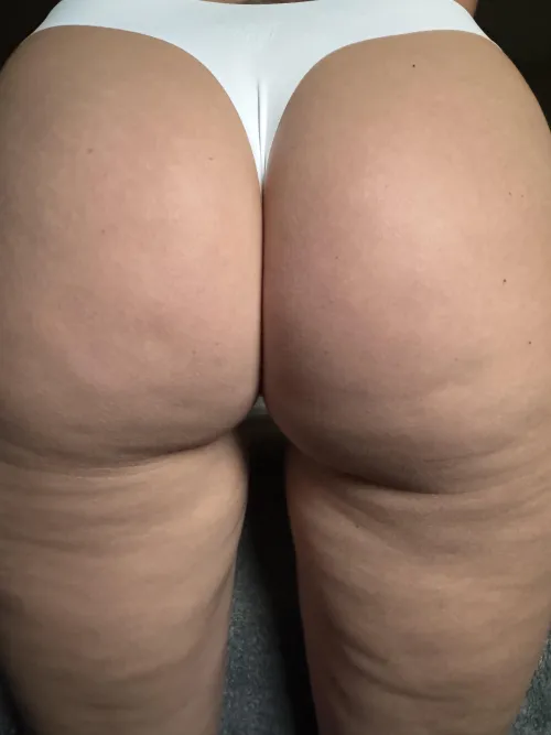 40 years old and I feel sexier than ever. I’m always wet and horny 😏