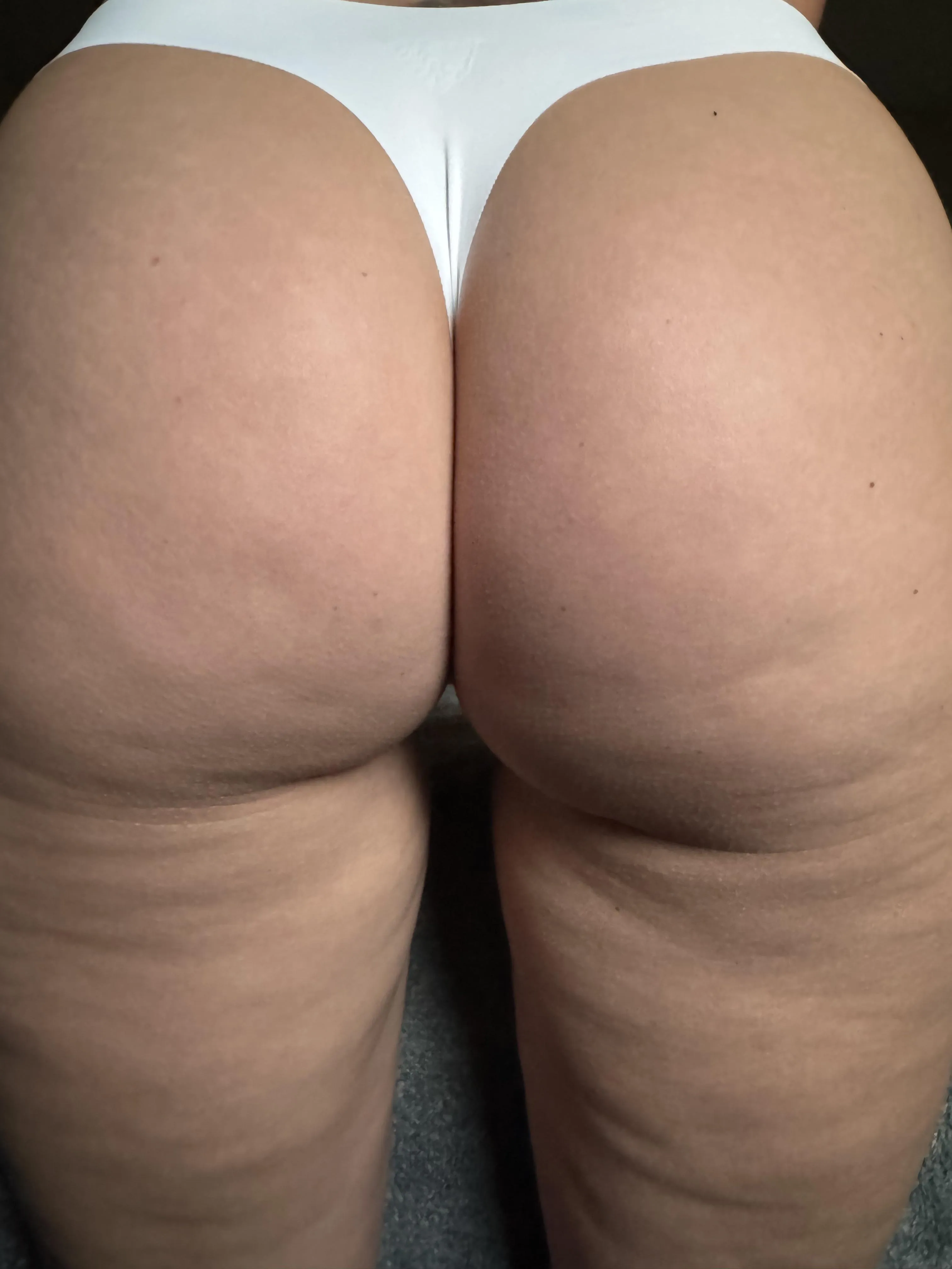 40 years old and I feel sexier than ever. I’m always wet and horny 😏