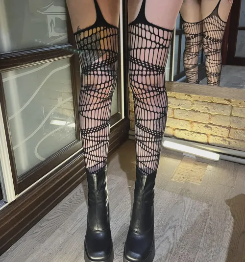 my legs always looks good in fishnets